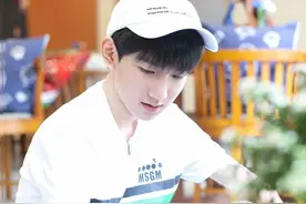 王源抢客尽显双商高 大展歌喉迷人薄荷音图片