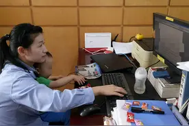 坚守者｜龙凤胎警察妈妈带儿国庆值班，检察官爸爸带女上岗图片