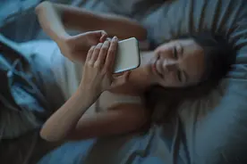 女子玩手游致右眼失明，长时间看屏幕小心“终端综合征”图片