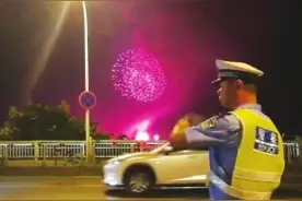 长沙橘子洲焰火下的交警：烟花近在咫尺，他却视而不见图片