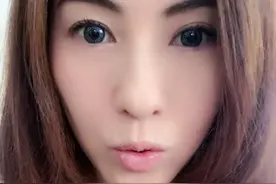 张柏芝嘟嘴卖萌颜值高 戴蓝色美瞳清纯似少女图片