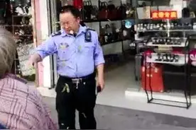 七旬卖菜老太菜叶甩城管一脸 城管：以前几次老人都很配合图片