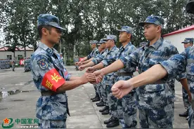 大家好!给大家介绍一下,这是班长与新兵聊天记录图片