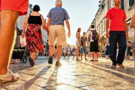 除了抱怨游客过多，城市旅游业还应怎样发展图片