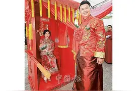 抬花轿娶娇妻 马来西亚华校毕业生推广华人传统婚礼图片
