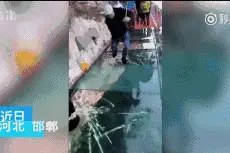 朋友圈疯传玻璃栈道“碎”了吓瘫导游，真相在这里……「新闻客」图片