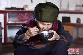 中国人平均预期寿命逐步延长 女性提高速度快于男性图片