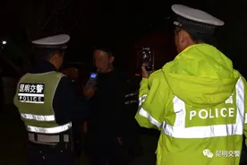 男子拒绝配合交警执法，直呼“车我不要了”！图片