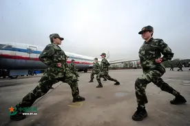 快来围观，武警小姐姐的训练场图片