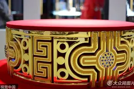 世界最大金戒指亮相山东 重164斤镶76颗蓝宝石图片