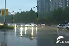 暖心！大雨夜路边打不到车 德州民警送父子俩回家图片