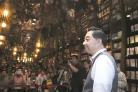 65岁的局座为什么会有这么多90后粉丝？中老年网红张召忠杭州签售比明星还火！图片