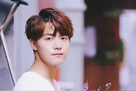 马天宇手捧鲜花看着你 是不是太唯美了图片