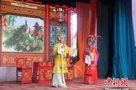 甘肃定西民众体验传统秦腔文化魅力图片