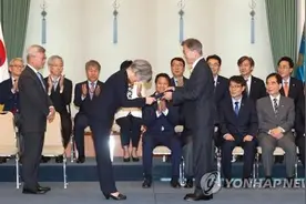 韩国总统文在寅任命康京和为新任外交部长图片