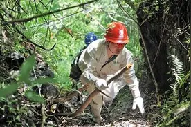 男子用脚“丈量”城口 10年磨破40双鞋图片