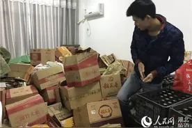 湖北安陆警方在一出租小楼里查获1933瓶假酒图片