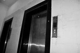 大风吹得电梯“罢工”，邻居义务当“关门员”图片