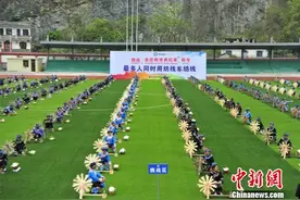 贵州望谟331名绣娘同时纺线 成功挑战吉尼斯世界记录图片