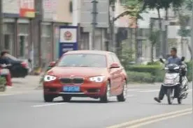 电动车闯红灯被撞，被判全责！还要赔偿轿车修理费？网友评论亮了！图片