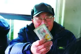 新政：65岁以上老人可免费坐公交、进景区｜明年起，黑龙江省实行陪护假图片