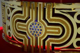 世界最大金戒指亮相山东 重164斤镶76颗蓝宝石图片