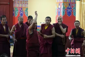 西藏僧人：利寺惠僧的政策就在身边图片