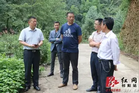 唐明生深入开阳岗村指导脱贫攻坚工作图片