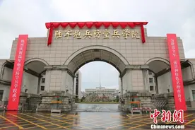 陆军炮兵防空兵学院在合肥揭牌图片