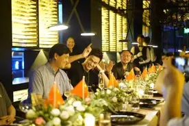 孙杨回家了！一场家宴，看到了他的成熟图片
