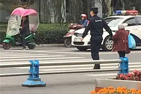 22岁特警牵扶问路太婆过马路 网友：最冷的秋天最暖的牵手图片