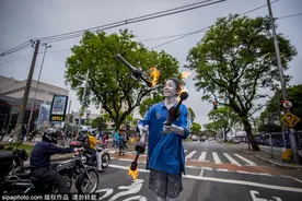 巴西男童趁红绿灯间隙在街头表演杂技图片