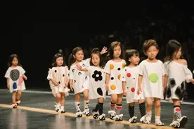 宁波时装周 童模T台走秀实力卖萌图片