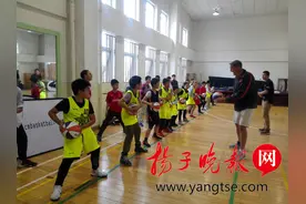 外籍教练教孩子打篮球图片