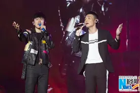 张杰“我想”巡演登陆厦门 李荣浩“尬舞献吻”图片