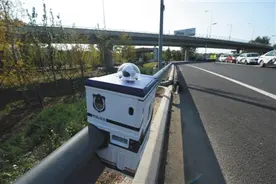 “机器警察”现机场高速护栏 全天拍违停图片