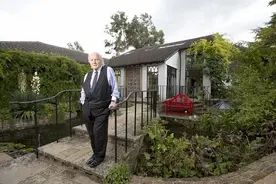 英退休老人花30年将平房改造成豪华宫殿图片