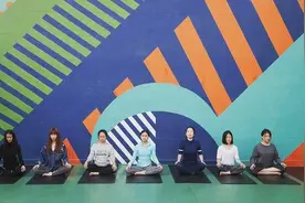 贴秋膘的季节又到了，没时间去健身房，“工间瑜伽”做起来图片