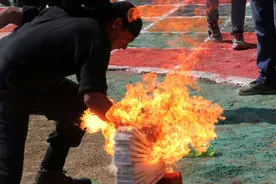 印警察结业会操 碎大石钻火圈秀绝技图片