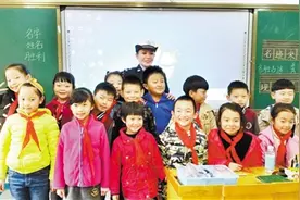 兰州城关交警大队在张掖路小学开展交通安全宣传教育活动图片