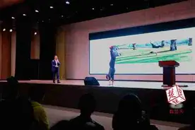 62岁创业大佬回母校讲座，现场演示倒立行走图片