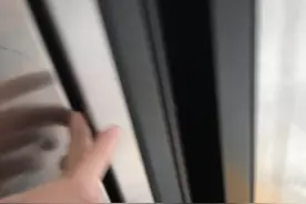 五岁男孩手被电梯门夹住，警方及时救助图片