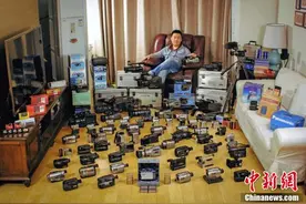 天津80后小伙收藏百余台经典摄像机图片