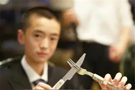 用西餐需要服务员收碗时，刀叉应该怎么摆？图片