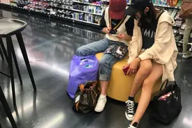 辣妈张子萱日常照长腿养眼 鸭舌帽配帆布鞋少女感十足图片