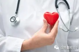 点赞！实习护士车上为呕吐老人人工呼吸，被医院录用！图片