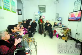 湘潭“板凳妈妈”观看十九大开幕会：这是一件大喜事，心情特别激动图片