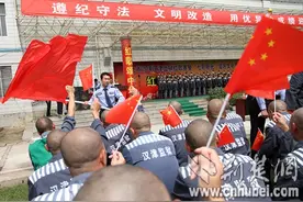 沙洋汉津监狱千余名服刑人员高唱红歌迎国庆图片