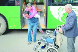 大娘做完透析行动不便 公交司机看见一次背一次图片
