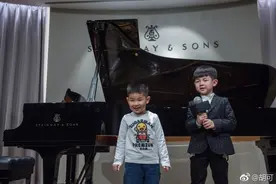 安吉带小鱼儿参加同学音乐会 黑色西装帅气十足图片